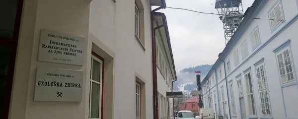  

V spomin in opomin na izgubljene priložnosti za spopad s 
posledicami strupenega živega srebra  na lepo vzdrževanih 
rudniških stavbah ostaja naslovna tabla ugaslega informacijskega centra.