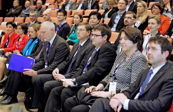 Vodstvo SMC in slovenske države (z desne): minister za javno upravo Boris Koprivnikar, Violeta Bulc, generalni sekretar SMC Erik Kopač, Miro Cerar, Milan Brglez in Simona Kustec Lipicer (druga z leve)