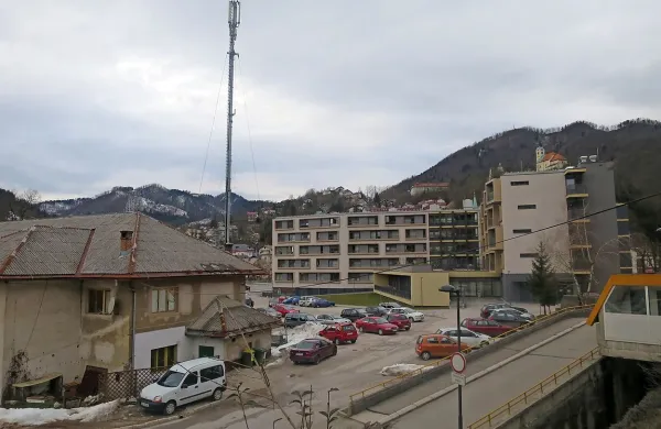  Začasna bazna Telekomova postaja z anteno se izpred zdravstvenega doma  trajno seli na streho Doma upokojencev Idrija.