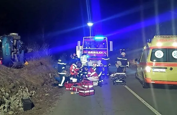 Mladeniča z avtom na streho