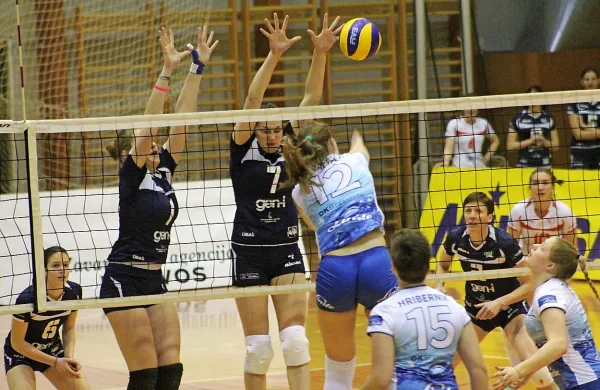 Poškodovana Antonija Jurić (ob mreži levo) in Tina Grudina (7) sta dobro ustavili nevarno Braslovčanko Katjo Mihalinec.