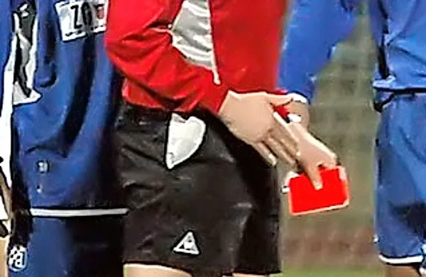 Tolminski sodnik Matej Jug tudi v Zavrču ni mogel brez  rdečega kartona.
