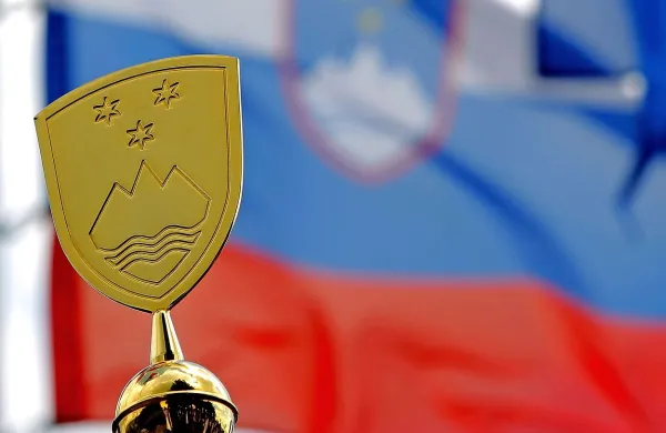 Na današnji dan leta 1990 je slovenska skupščina sprejela ustavne amandmaje k ustavi Socialistične republike Slovenije, s katerimi so iz imena države odstranili besedo socialistična.