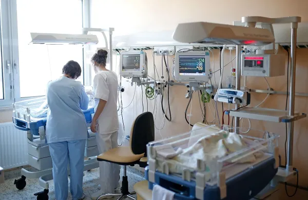 Potem ko je ena od zaposlenih na pediatrični kliniki v Ljubljani zbolela za ošpicami, pristojni okrepljeno iščejo starše in otroke, ki so od ponedeljka, 2. marca, do vključno srede, 4. marca, bili na pregledih v sprejemni ambulanti na P 1. 