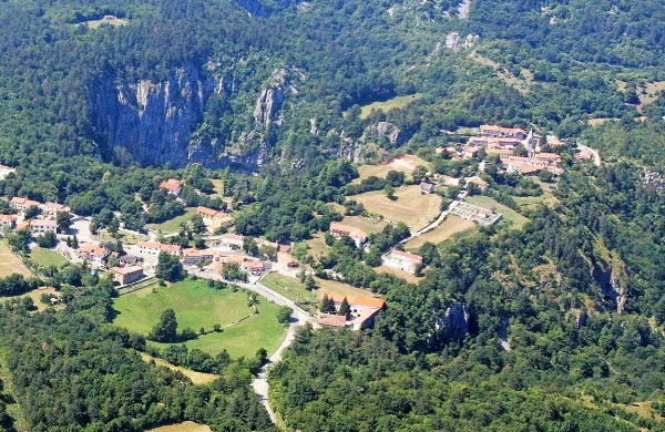 Škocjanski grič, strateško zelo pomemben  pomol nad ponorom reke Reke, je stalno naseljen že vsaj 4000 let, o čemer pričajo tudi bogati materialni ostanki. 