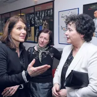 Nenni Delmestre, novinarka Radia Koper Neva Zajc in ministrica za kulturo Julijana Bizjak Mlakar.