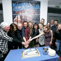 Ustvarjalci drame Kontra demokraciji: Lina Vengochea, Nenni Delmestre, Esteve Soler, Igor Štamulak, Rok Matek, Lara Janković, Tjaša Hrovat in Vanja Korenč (z leve).