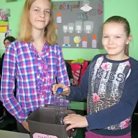 Lana Marc in Neža Velikonja Krašan s pametnim smetnjakom
