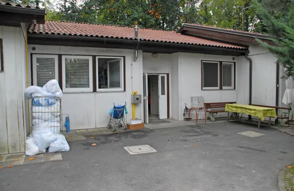 Paviljoni v Stari Gori so neustrezni in  zaradi azbesta zdravju škodljivi. Na ministrstvu se odločajo, ali zgraditi nove in kje. Društvo pa poudarja: oddelka se ne sme seliti. 