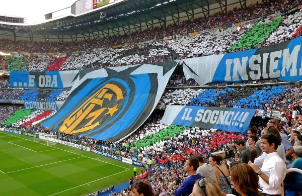 Inter, ki posluje z največjim minusom med italijanskimi prvoligaši, bi prevzel v last stadion San Siro in v obnovo vložil 70 milijonov evrov.