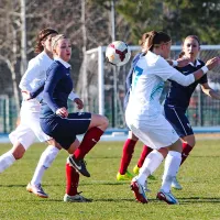 Z Američankami tesno, s Francozinjami previsoko