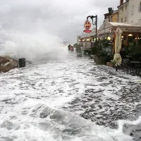 Poplave morja so posledica visoke plime, močnega južnega vetra in mlaja ali ščipa. Če se zračni pritisk spusti za en milibar, se gladina morja zviša za en do dva centimetra. Poplavljanju morja je pri nas najbolj izpostavljena piranska Punta.