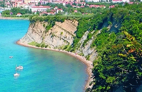 Med nedeljskim sprehodom po robu klifa nad Belimi skalami sta sprehajalca naletela na človeško okostje.