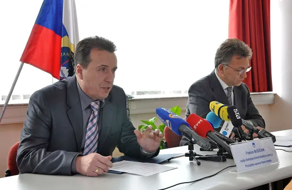 Vodja sektorja kriminalistične policije Policijske uprave (PU) Novo mesto France Božičnik in vodja sektorja za organizirano kriminaliteto ljubljanske GPU Tomaž Peršolja