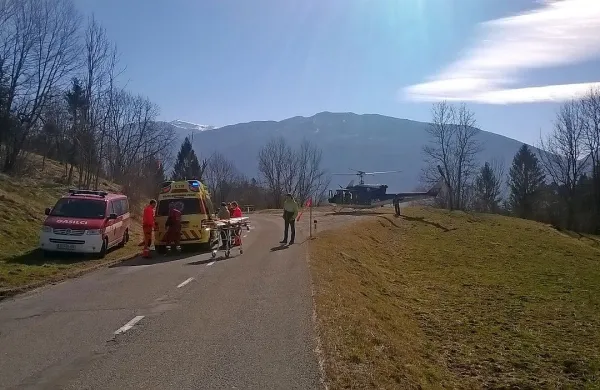 Za helikopter, ki je priletel po ponesrečenca, so morali pripraviti zasilno pristajališče.