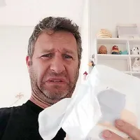 S to fotografijo je Adam Hills “spočel” novo viralno norijo.