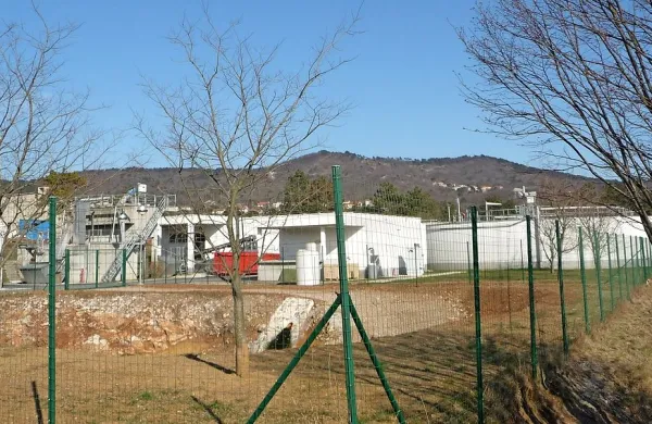 Sežanska čistilna naprava je največja na Krasu. V njej se v glavnem prečiščujejo odplake iz sežanske kanalizacije, pa tudi nekaj grezničnih odplak iz okoliških vasi.