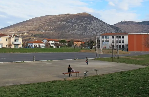 Zaenkrat je obnovljeno le nogometno igrišče, kasneje pride na vrsto košarkarsko. Ravnatelj in občinska načelnica zagotavljata, da bosta odprti tudi za Novogoričane, ne le za šolarje.