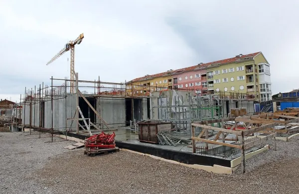 Decembra 2011 so  sneli gradbene odre,  gradnjo pa je Stavbenik zaradi pomanjkanja denarja  ustavil že pred tem.    
       