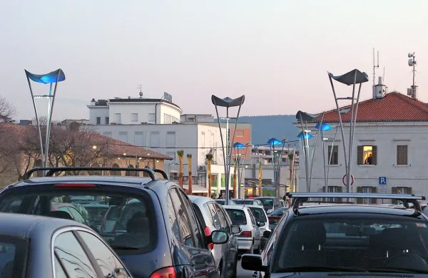   Parkirišče na Ukmarjevem trgu v Kopru je poslej plačljivo od ponedeljka do vključno sobote, med 6. in 19. uro.
