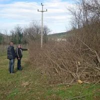Ponekod je trasa široka štiri metre, drugod  deset metrov, pravijo  v KS Črni Kal. 