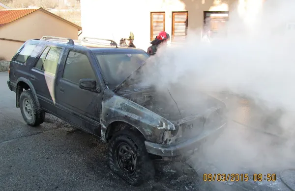 V Prešnici je zagorela 18-let stara opel frontera.