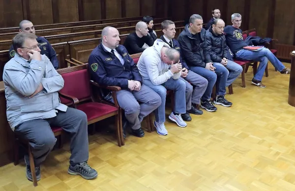 Po obtožbi specializiranega državnega tožilstva je imela sedmerica obtoženih v hudodelski združbi različne vloge. 