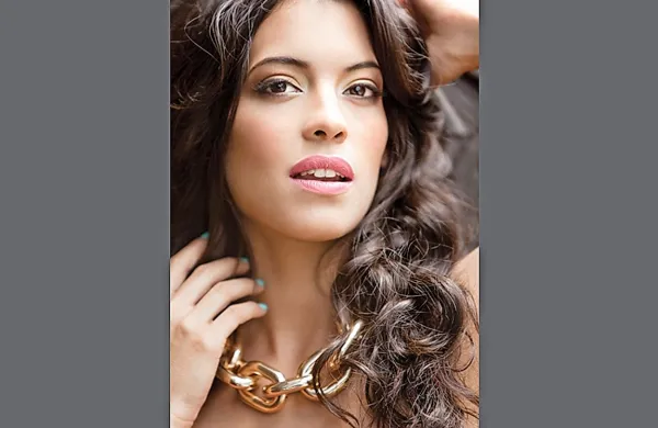 V vlogi Bondove izbranke Estrelle bo nastopila mehiška igralka Stephanie Sigman.