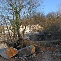 Hiško bi na zdajšnji lokaciji (na fotografiji  desno zgoraj) med širitvijo kamnoloma  zasul odpadni kamen, zato jo bodo preselili na varnejši kraj.
