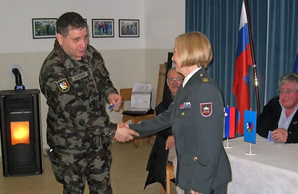 Predsednik Zveze slovenskih častnikov  Alojz Štajner je z veseljem čestital podpolkovnici Vojki Kovačič za izvolitev in ji izroča člansko izkaznico.
