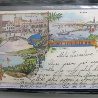 Ena najstarejših razglednic v domoznanski zbirki piranske knjižnice je iz leta 1898. Gre za barvno litografijo, panorame istrskih mest pa obkrožajo rože, vejice in trakovi, kar je bilo značilno za tisto obdobje. 