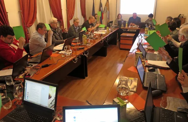   Svetniki občine Idrija, ki z izjemo Janka Skrta o proračunih niso  niti črhnili, z molkom niso izdali, kaj si o njiju mislijo. 