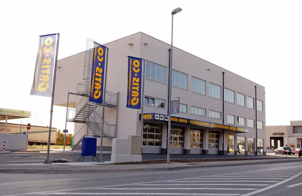 Mladeniča iz okolice Nove Gorice sta lani na pustno soboto obračunala v bližini poslovne stavbe podjetja Gatis v Šempetru. 