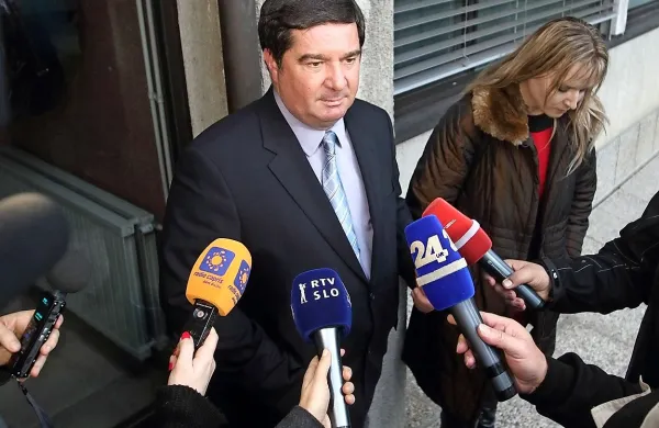 Robert Časar ima na koprskem okrožnem sodišču še kar nekaj odprtih postopkov. Tožilstvo je proti njemu spisalo še tri obtožbe, nekaj zadev pa je še v preiskavi. 