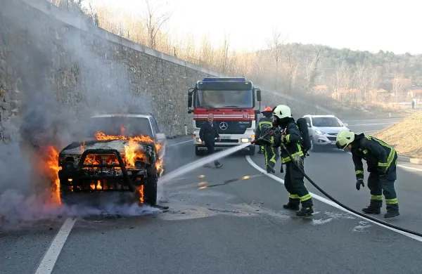 Mazdin terenec je zagorel med vožnjo.