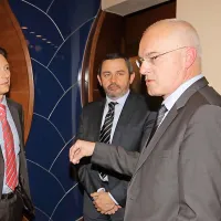 Predsednik in član uprave Luke Koper Drago Matić in Andraž Novak ter predsednik uprave Splošne plovbe Egon Bandelj. 
