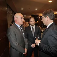 Predsednik uprave Splošne plovbe Egon Bandelj  in direktor Primorskih novic Rok Hladnik v pogovoru s predsednikom vlade Mirom Cerarjem.