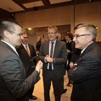 Z leve: predsednik uprave Hit Dimitrij Piciga, v.d. odgovornega urednika PN Antiša Korljan in ameriški  veleposlanik Brent Hartley.