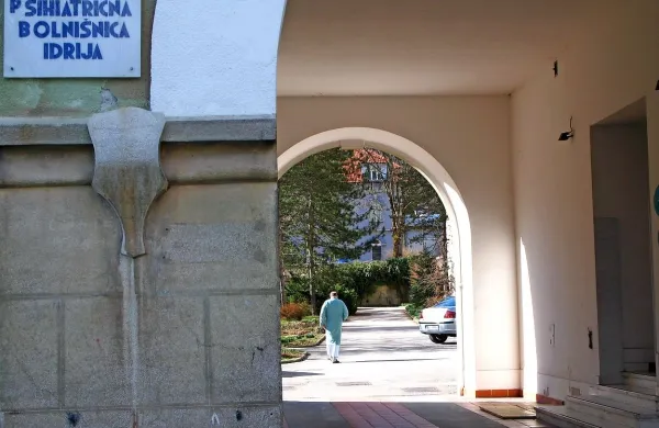 Kljub nižanju sredstev za zdravstvene storitve so v Psihiatrični bolnišnici Idrija z racionalizacijo poslovanja in povečanimi aktivnostmi za dvig prihodkov dobro poslovali.