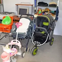 V Center uporabnih predmetov ljudje prinašajo predmete, ki so še uporabnik, a jih ne potrebujejo več.