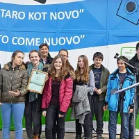 Direktor Komunale Izola Denis Bele z nagrajenimi šolarji 9. a razreda OŠ Livade, ki so za Center uporabnih predmetov predlagali  ime Staro kot novo.