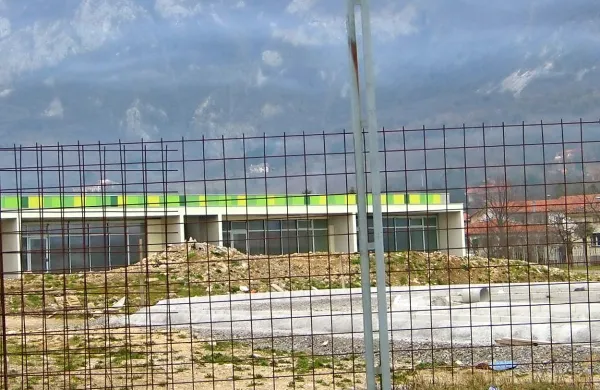 Gradbišče nove šole je prevzel Kolektor Koling.  