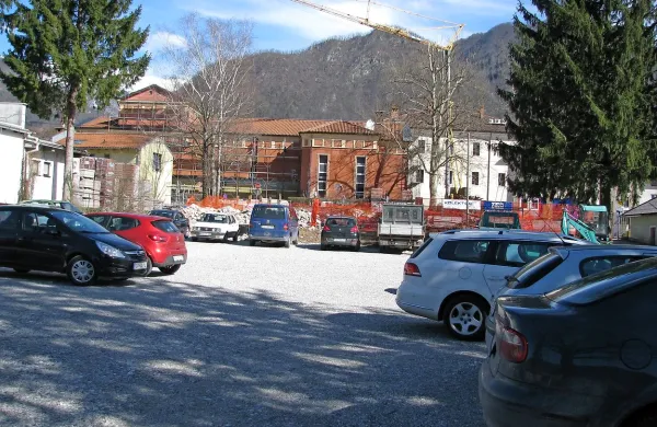 Makadamsko parkirišče že sprejema avtomobile, prostora je več kot dovolj.
