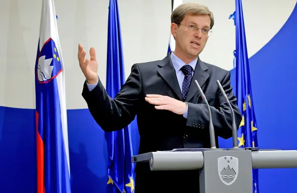 Miro Cerar je v današnjem obvestilu predsedniku DZ Milanu Brglezu sporočil, da bo funkcijo ministra začasno opravljal sam.