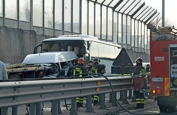 Na glavni tržaški vpadnici v bližini škedenjske železarne je avtobus  trčil v kombi, ki se je ustavil tik pred predorom. 