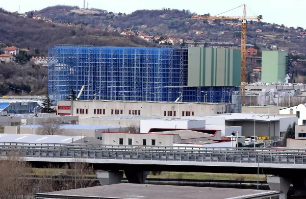 V skladišču Pasta Zara na območju Pri orehu tik ob mejnem prehodu Škofije bodo lahko izdelali več kot tono  testenin na uro.  