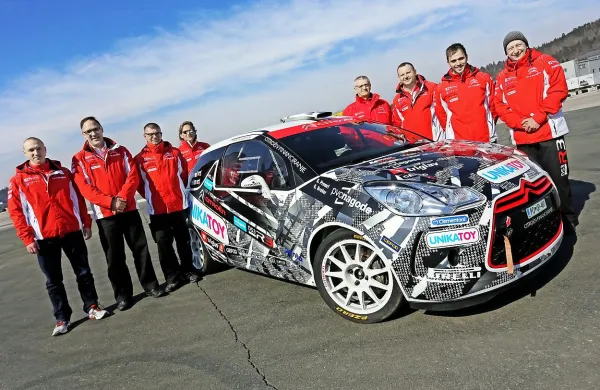 Citroen DS 3 R3T in ekipa MGM Racing z voznikom Grego Premrlom in  sovoznikom Gregorjem Brešerjem (predzadnji in zadnji z leve).  