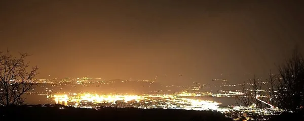 Koper je zaradi pristanišča in nakupovalnih središč z velikim 
številom reklamnih svetlobnih napisov med izrazito svetlobno onesnaženimi mesti.