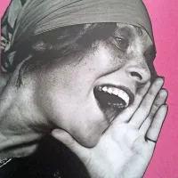 Lilya Brik, muza ruske avantgarde, ki je bila dolga leta v 
ljubezenskem razmerju s pesnikom Vladimirjem Majakovskim, na fotografiji, ki jo je leta 1924 posnel  Aleksandr 
Rodčenko. Fotografijo je uporabil za plakat. 