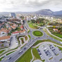 Posnetek središča Nove Gorice s krova letala brez pilota. 